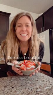 🥣 Nourishing and quick brekkie!!! One handed breakfast- For moms who always have a little one in their arms ✨
As a mom of 5 I GET needing quick meal ideas because either the baby has to nurse or the toddler needs help eating their meal, or yeah kids can eat cereal, but what’s Mom going to eat that nourishes her through pregnancy and postpartum!! Enter overnight oats! Recipe in Part 2🧡